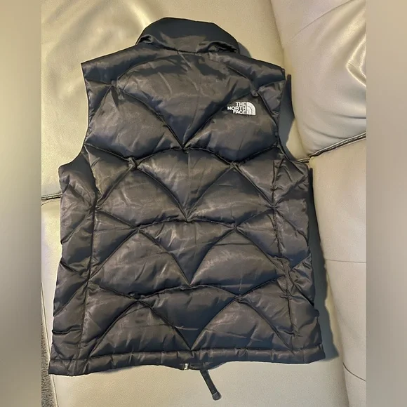Women’s Northface Aconcagua 550 down vest. The Old style. - Picture 2 of 7